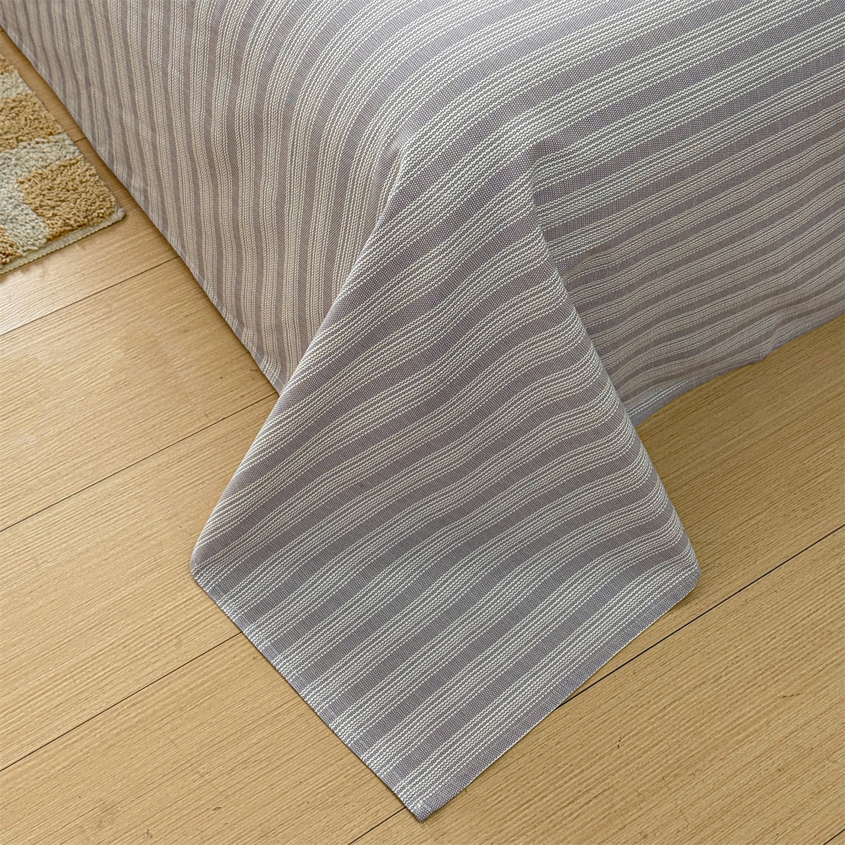 91家纺网 家纺一手货源 找家纺 名兮家居 2026新款全棉A类卡通简约时尚老粗布床单 条纹灰