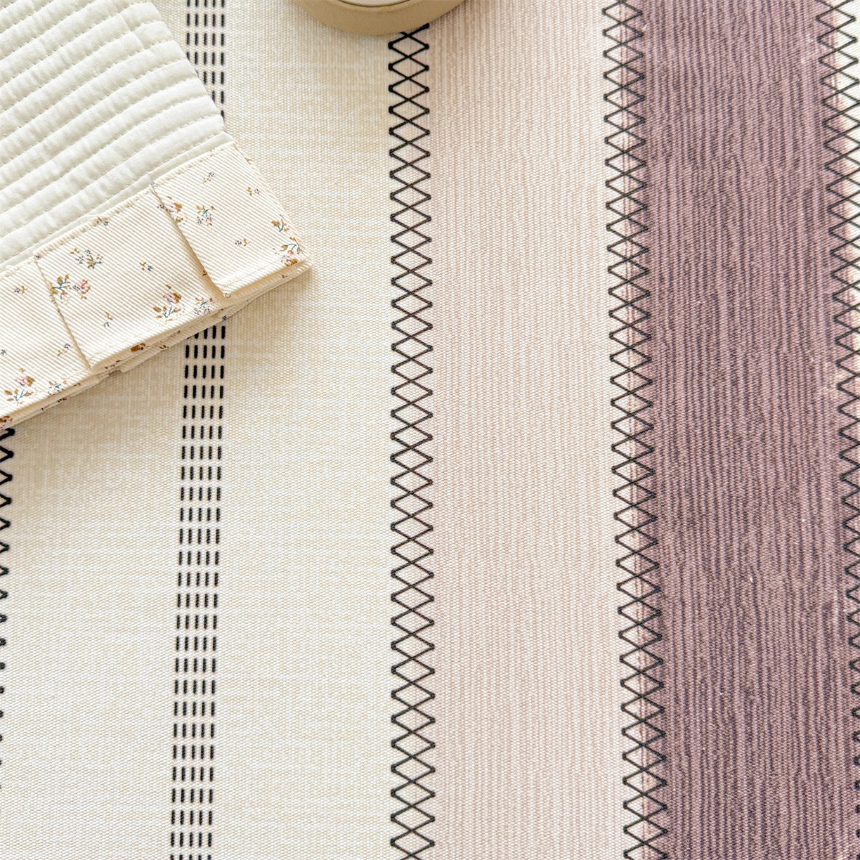 91家纺网 家纺一手货源 找家纺 名兮家居 2026新款全棉A类卡通简约时尚老粗布床单 竖条咖