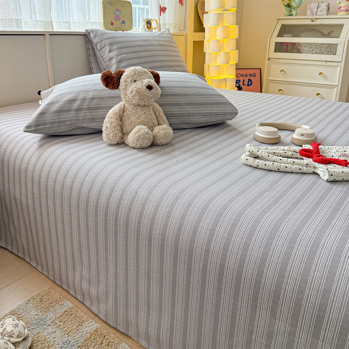 91家纺网 家纺一手货源 找家纺 名兮家居 2026新款全棉A类卡通简约时尚老粗布床单 条纹灰