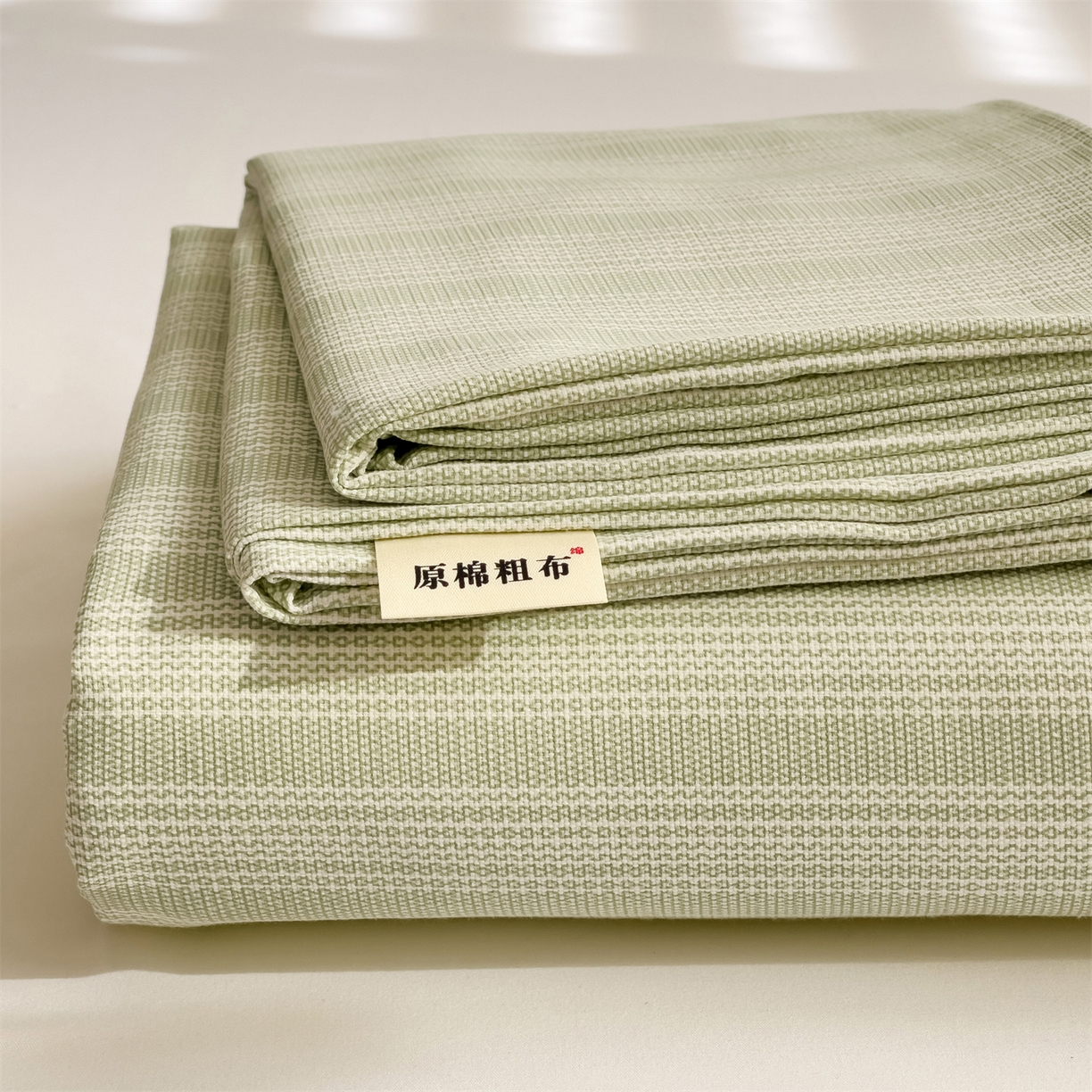 91家纺网 家纺一手货源 找家纺 名兮家居 2026新款全棉A类卡通简约时尚老粗布床单 条纹绿