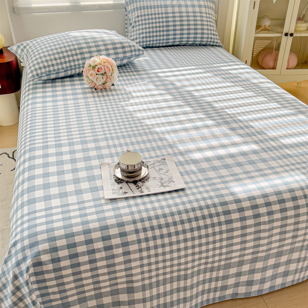 91家纺网 家纺一手货源 找家纺 名兮家居 2026新款全棉A类卡通简约时尚老粗布床单 蓝小格