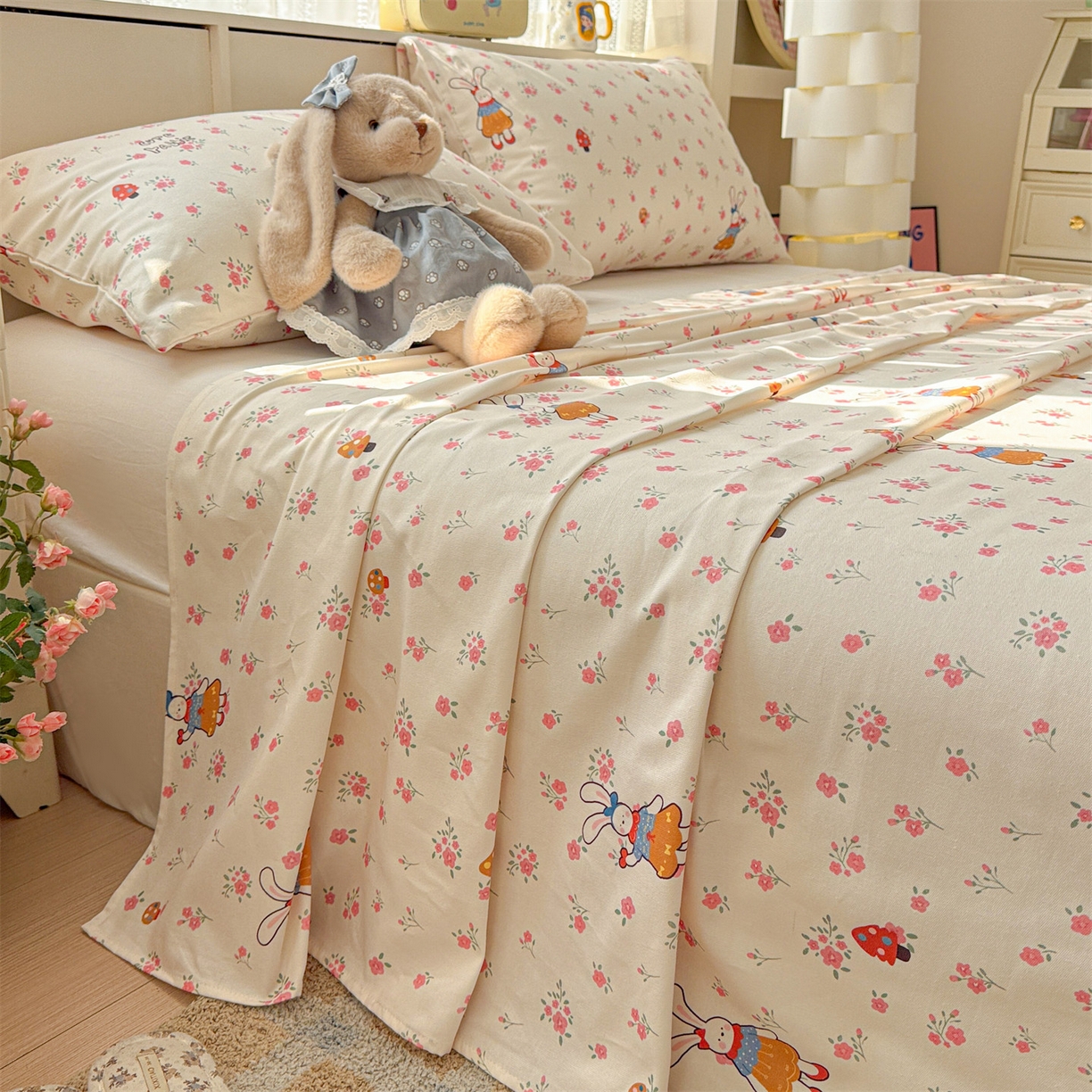 91家纺网 家纺一手货源 找家纺 名兮家居 2026新款全棉A类卡通简约时尚老粗布床单 花漾小兔