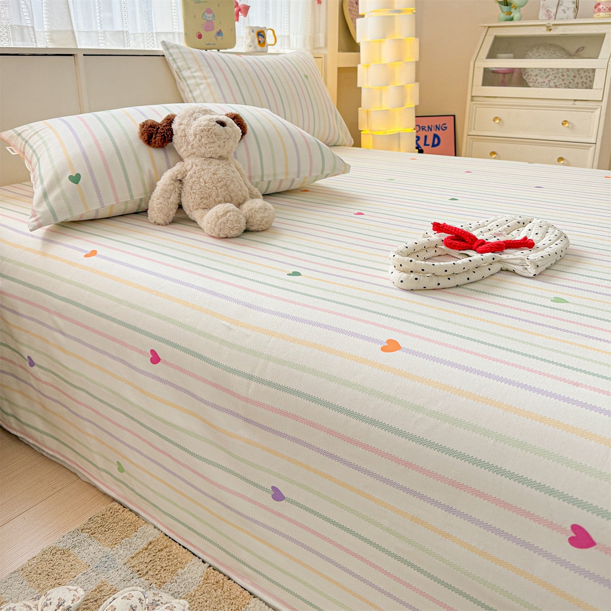 91家纺网 家纺一手货源 找家纺 名兮家居 2026新款全棉A类卡通简约时尚老粗布床单 竖条小爱心