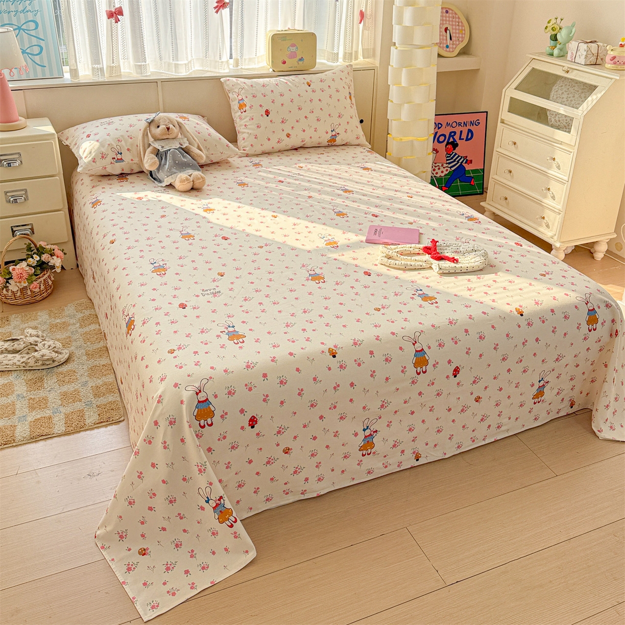 91家纺网 家纺一手货源 找家纺 名兮家居 2026新款全棉A类卡通简约时尚老粗布床单 花漾小兔