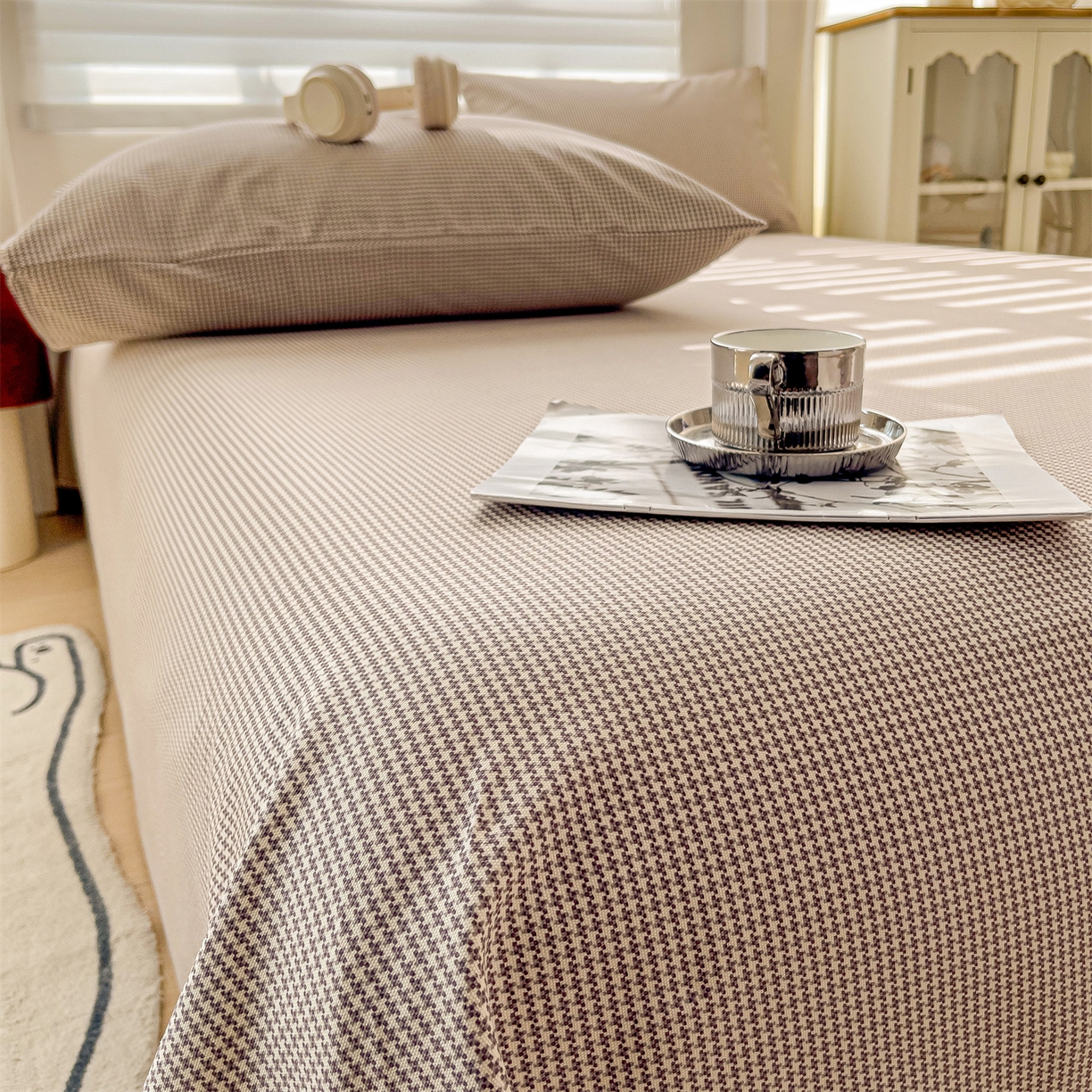 91家纺网 家纺一手货源 找家纺 名兮家居 2026新款全棉A类卡通简约时尚老粗布床单 千鸟格