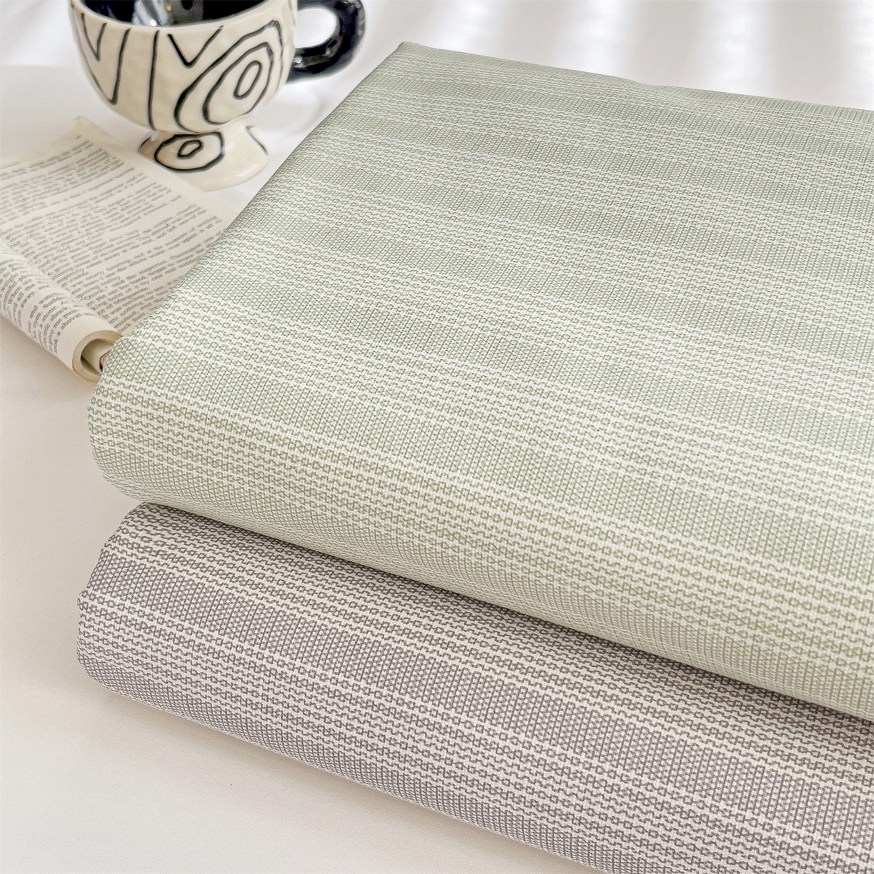 91家纺网 家纺一手货源 找家纺 名兮家居 2026新款全棉A类卡通简约时尚老粗布床单 条纹绿