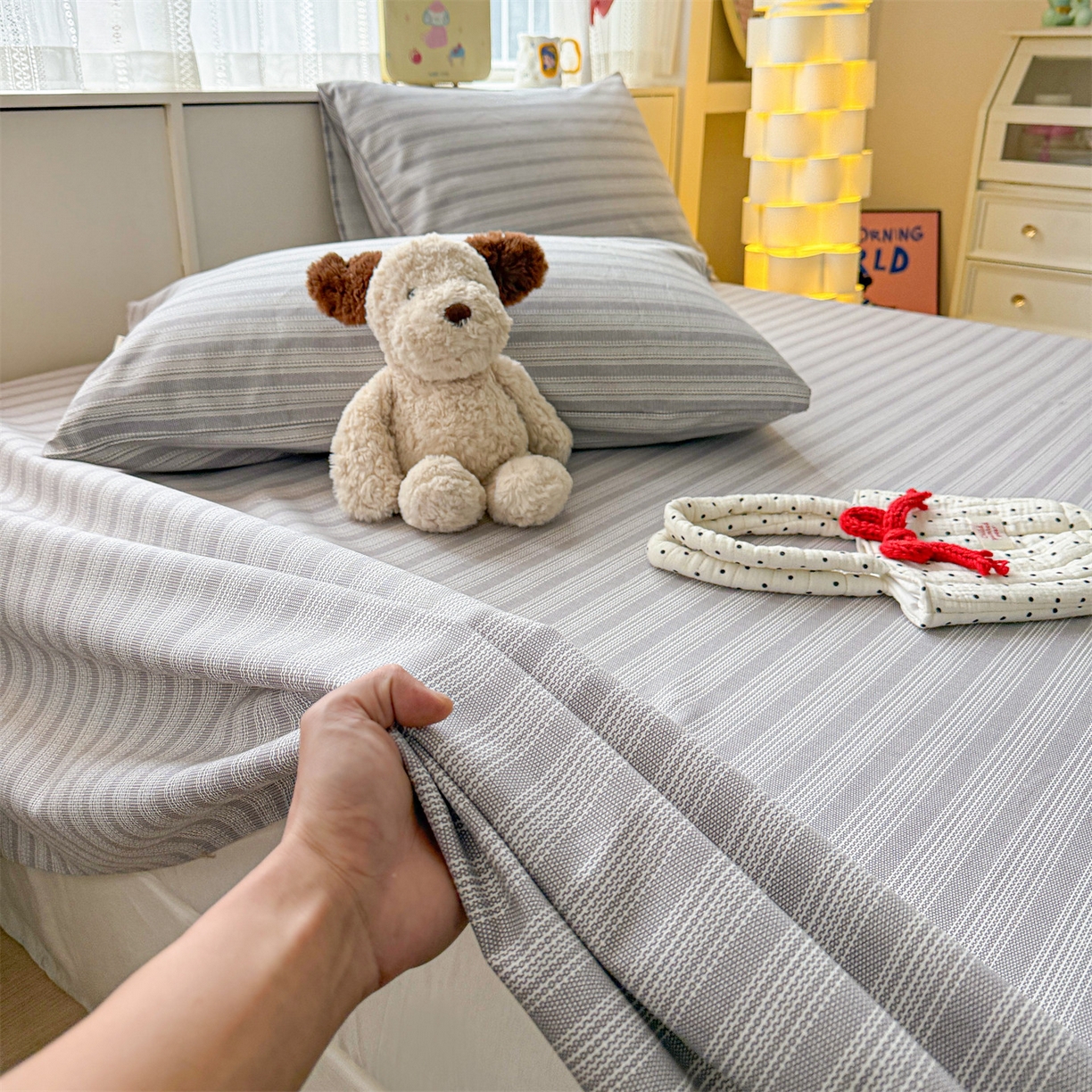 91家纺网 家纺一手货源 找家纺 名兮家居 2026新款全棉A类卡通简约时尚老粗布床单 条纹灰