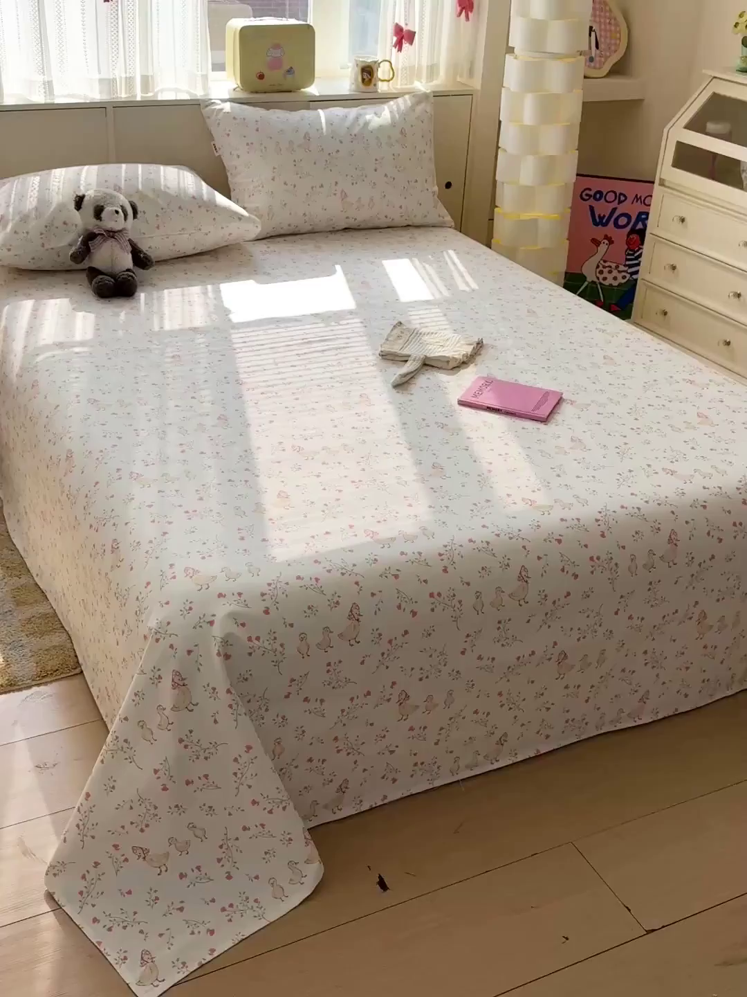 91家纺网 家纺一手货源 找家纺 名兮家居 2026新款全棉A类卡通简约时尚老粗布床单 鸭鸭春游