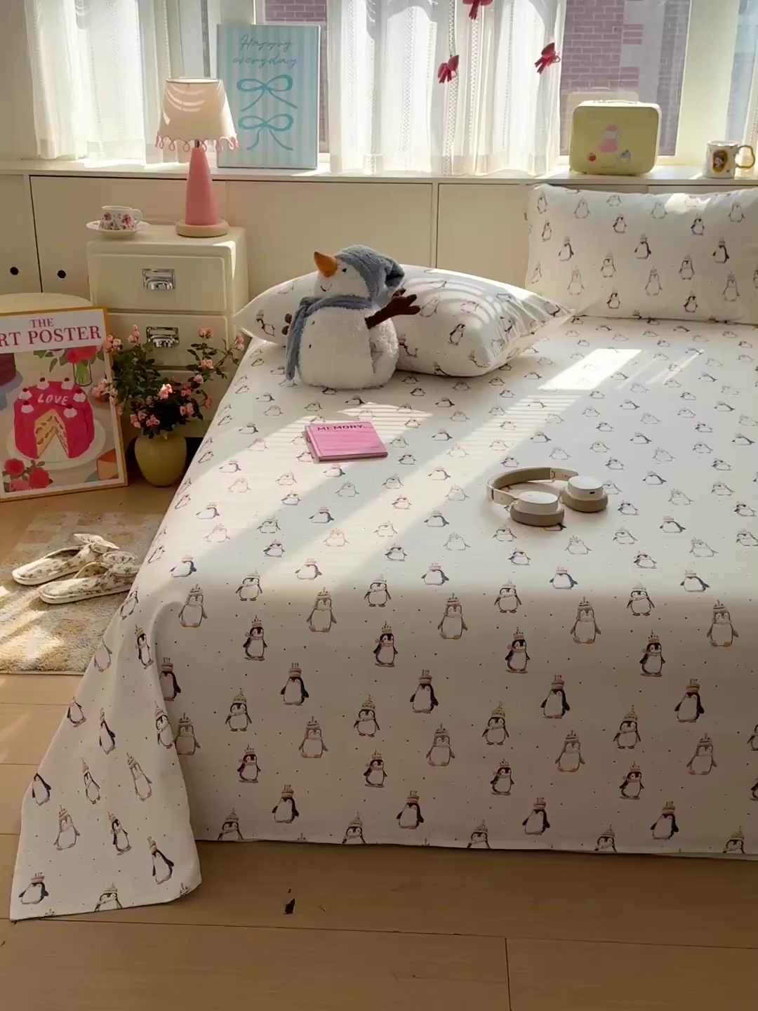 91家纺网 家纺一手货源 找家纺 名兮家居 2026新款全棉A类卡通简约时尚老粗布床单 帽帽企鹅