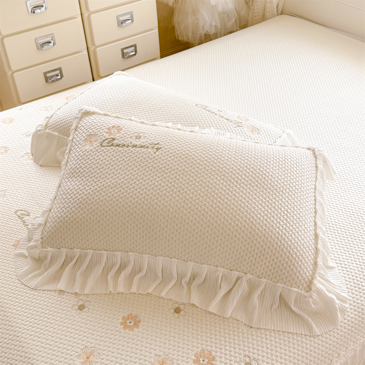 91家纺网 家纺一手货源 找家纺 （总）优贝家纺 2026新款-高克重PE聚乙中分子提花银丝缎刺绣法式花边复合凉感软席