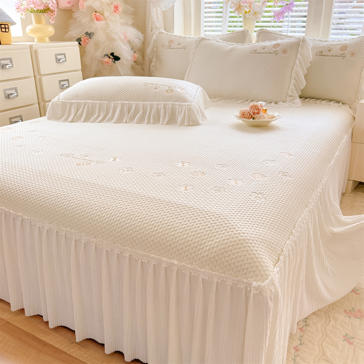 91家纺网 家纺一手货源 找家纺 （总）优贝家纺 2026新款-高克重PE聚乙中分子提花银丝缎刺绣法式花边复合凉感软席