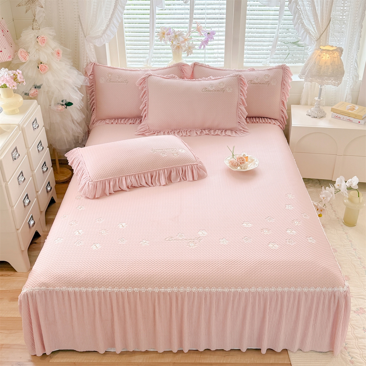 91家纺网 家纺一手货源 找家纺 优贝家纺 2026新款-高克重PE聚乙中分子提花银丝缎刺绣法式花边复合凉感软席 花信-粉玉