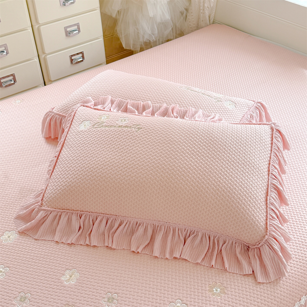 91家纺网 家纺一手货源 找家纺 优贝家纺 2026新款-高克重PE聚乙中分子提花银丝缎刺绣法式花边复合凉感软席 花信-粉玉