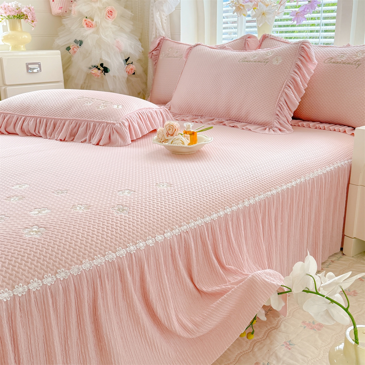 91家纺网 家纺一手货源 找家纺 优贝家纺 2026新款-高克重PE聚乙中分子提花银丝缎刺绣法式花边复合凉感软席 花信-粉玉