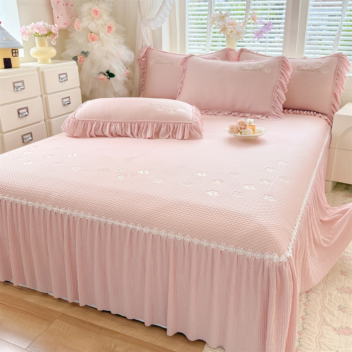 91家纺网 家纺一手货源 找家纺 优贝家纺 2026新款-高克重PE聚乙中分子提花银丝缎刺绣法式花边复合凉感软席 花信-粉玉