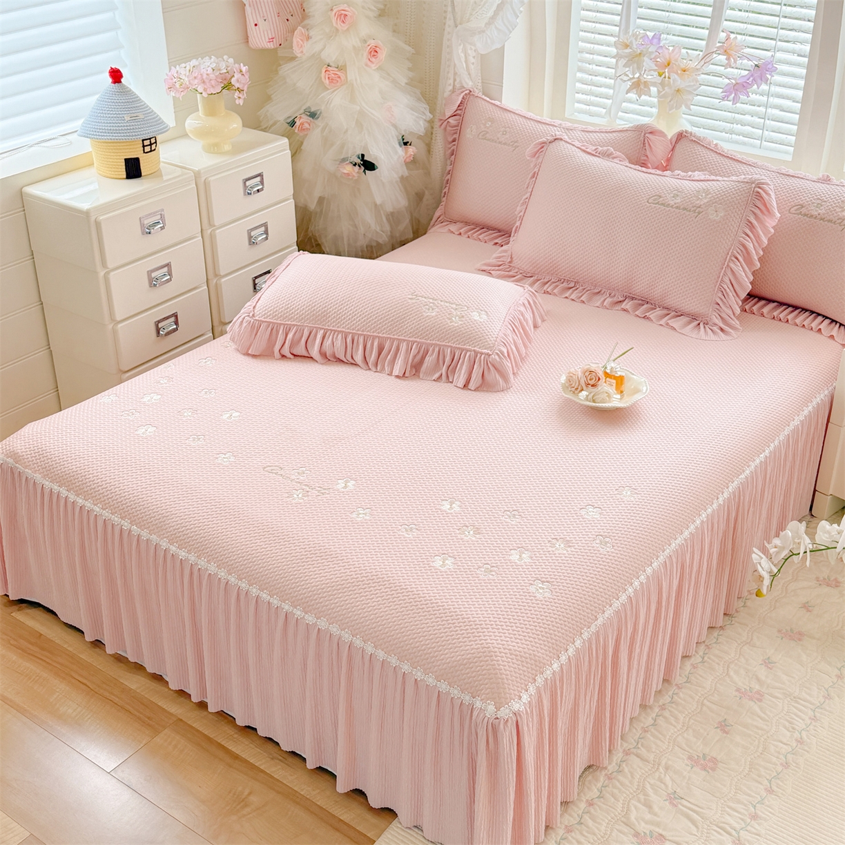 91家纺网 家纺一手货源 找家纺 优贝家纺 2026新款-高克重PE聚乙中分子提花银丝缎刺绣法式花边复合凉感软席 花信-粉玉