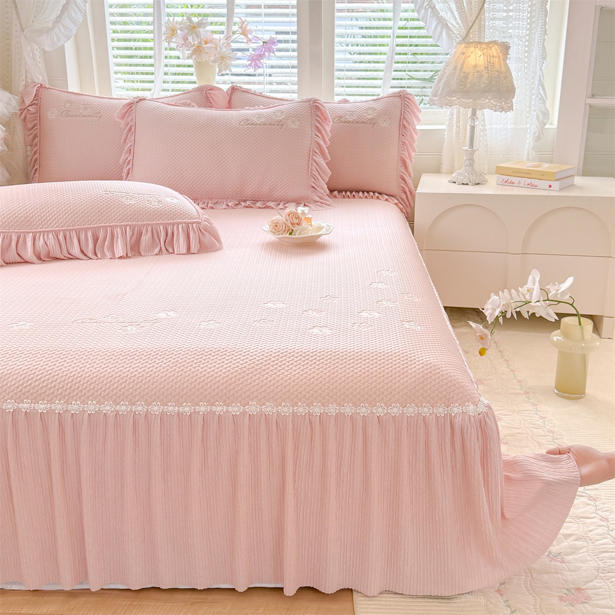 91家纺网 家纺一手货源 找家纺 优贝家纺 2026新款-高克重PE聚乙中分子提花银丝缎刺绣法式花边复合凉感软席 花信-粉玉