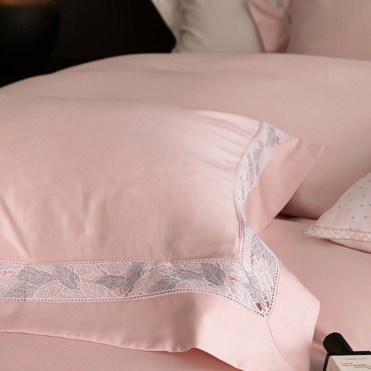 91家纺网 家纺一手货源 找家纺 蕾诺家纺 2026秋冬新品100支高定100S全棉四件套 棉森蔓-蔷薇粉