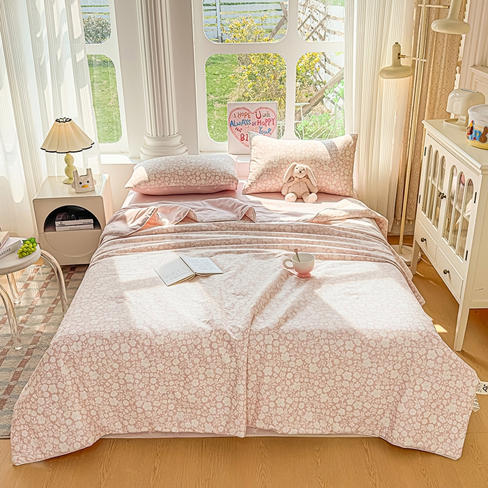 91家纺网 家纺一手货源 找家纺 金喜 2026新款100%里外全棉夏被夏被四件套 云汐花絮-粉