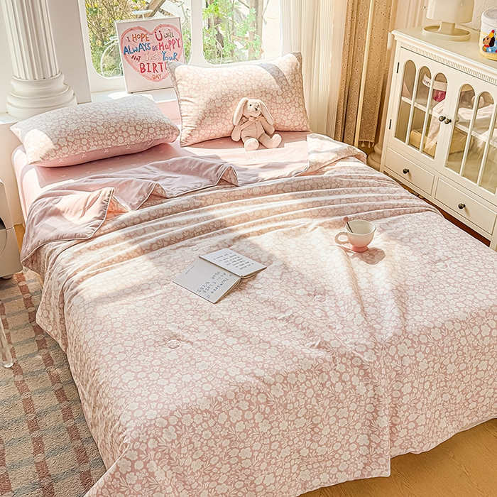 91家纺网 家纺一手货源 找家纺 金喜 2026新款100%里外全棉夏被夏被四件套 云汐花絮-粉