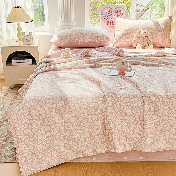 91家纺网 家纺一手货源 找家纺 金喜 2026新款100%里外全棉夏被夏被四件套 云汐花絮-粉