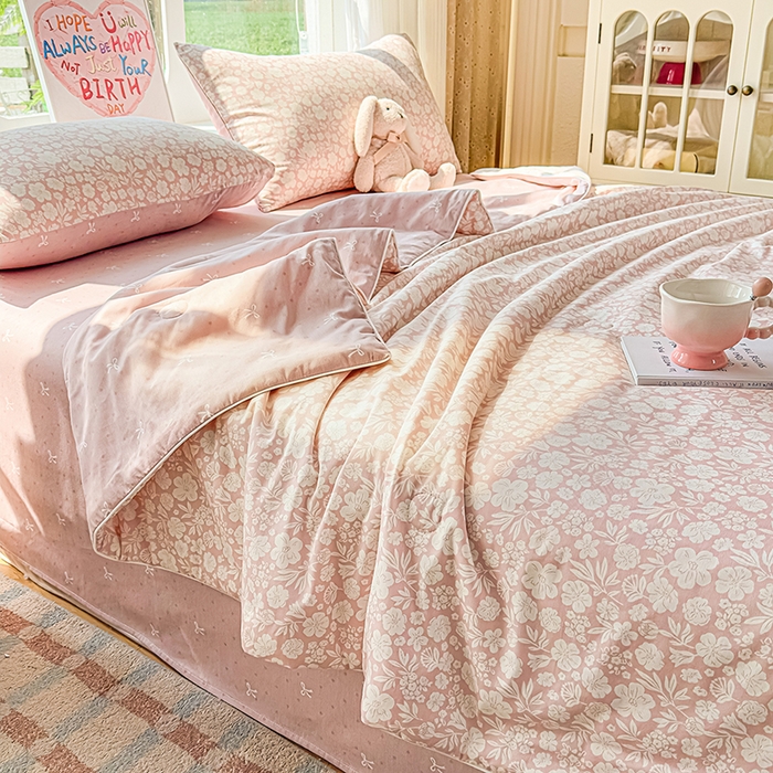 91家纺网 家纺一手货源 找家纺 金喜 2026新款100%里外全棉夏被夏被四件套 云汐花絮-粉