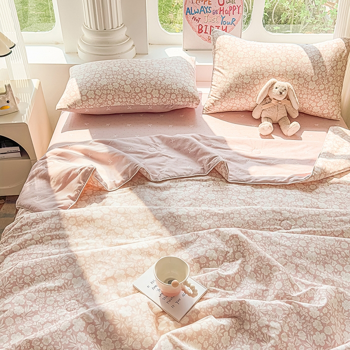 91家纺网 家纺一手货源 找家纺 金喜 2026新款100%里外全棉夏被夏被四件套 云汐花絮-粉