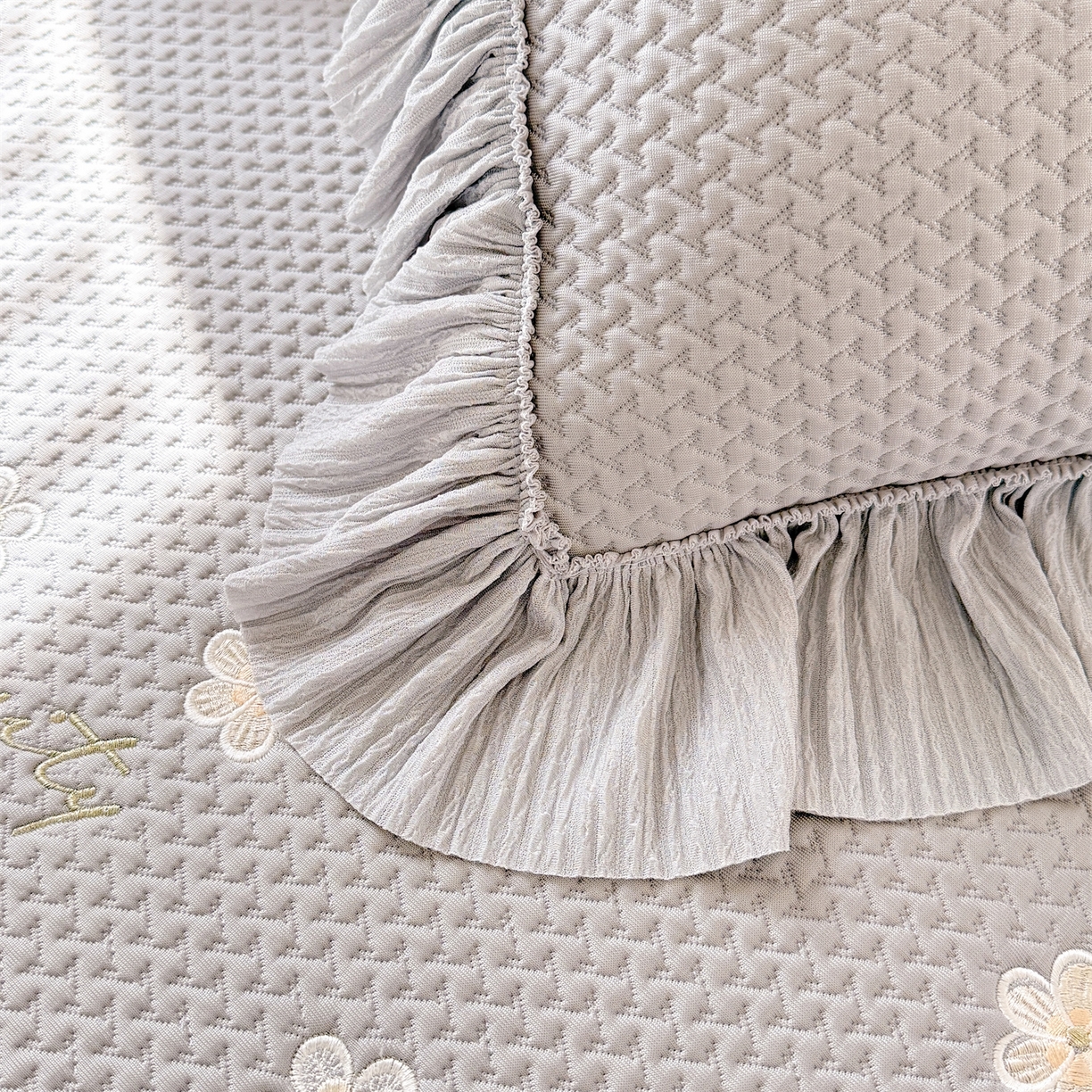 91家纺网 家纺一手货源 找家纺 优贝家纺 2026新款-高克重PE聚乙中分子提花银丝缎刺绣法式花边复合凉感软席 花信-浅灰