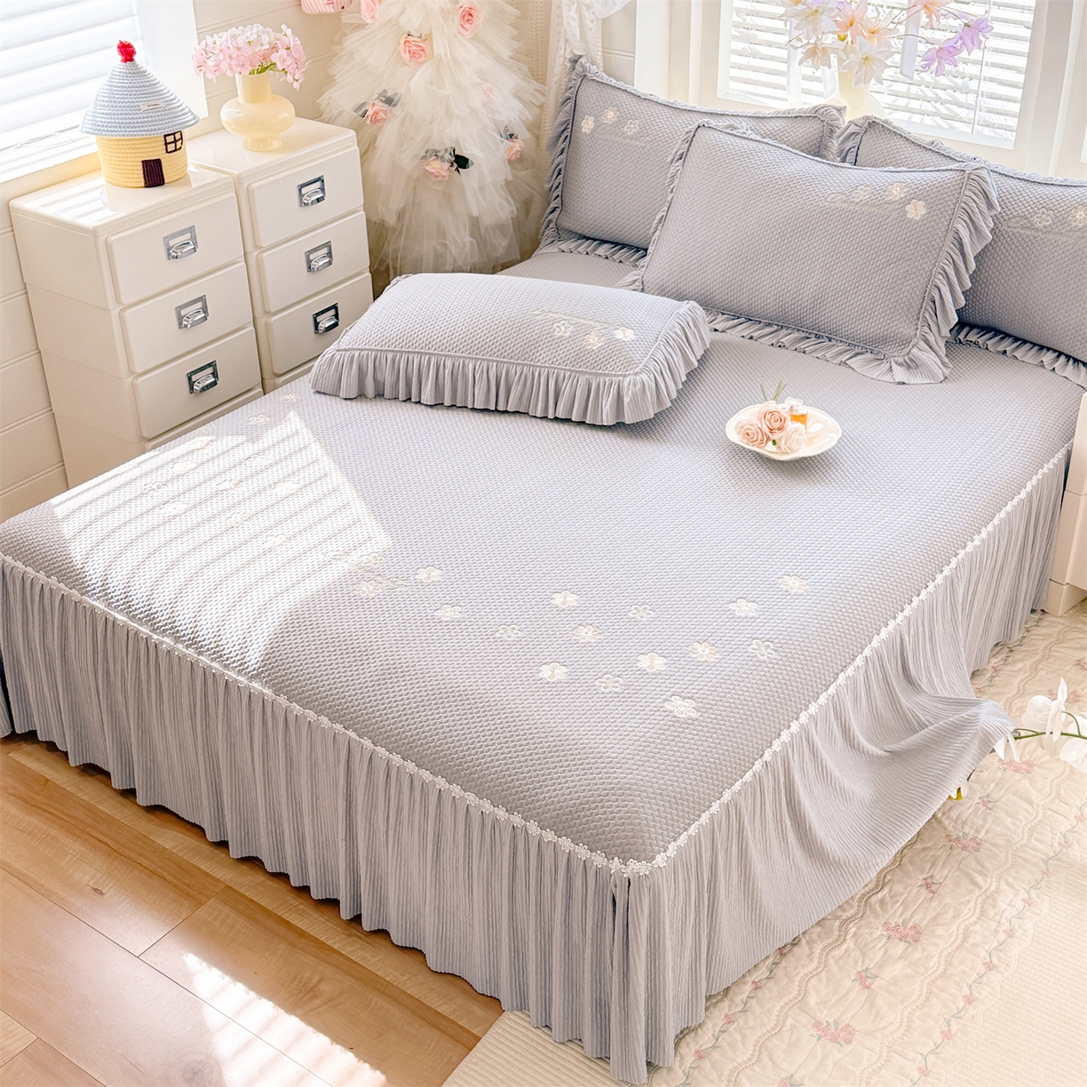 优贝家纺 2026新款-高克重PE聚乙中分子提花银丝缎刺绣法式花边复合凉感软席 花信-浅灰