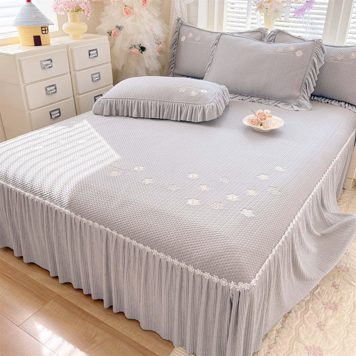 91家纺网 家纺一手货源 找家纺 优贝家纺 2026新款-高克重PE聚乙中分子提花银丝缎刺绣法式花边复合凉感软席 花信-浅灰