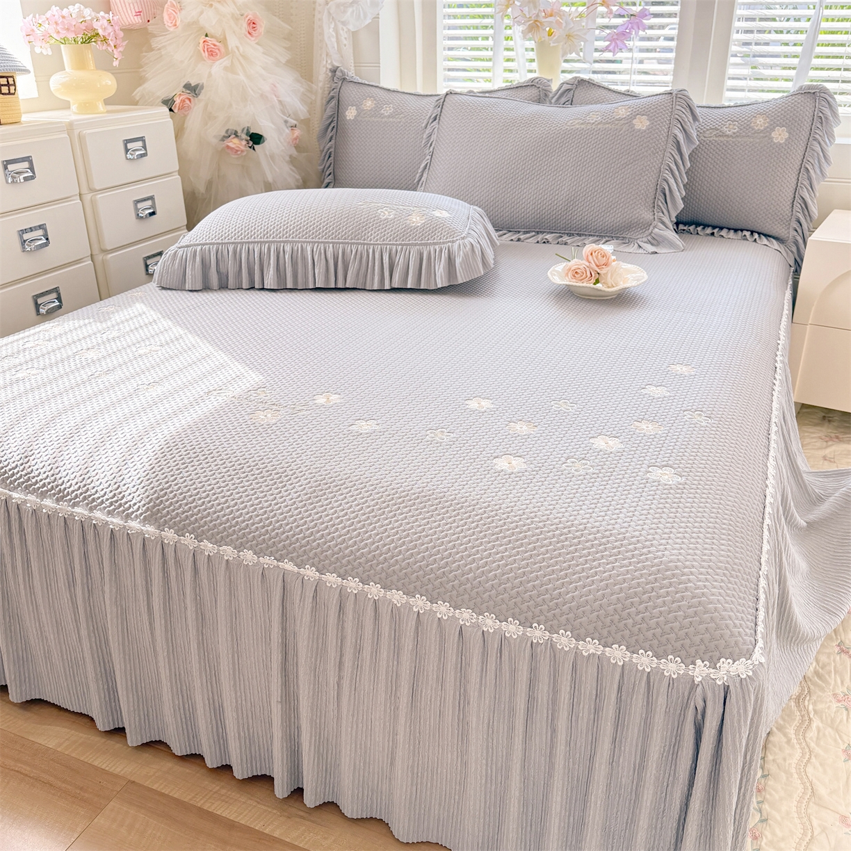 91家纺网 家纺一手货源 找家纺 优贝家纺 2026新款-高克重PE聚乙中分子提花银丝缎刺绣法式花边复合凉感软席 花信-浅灰