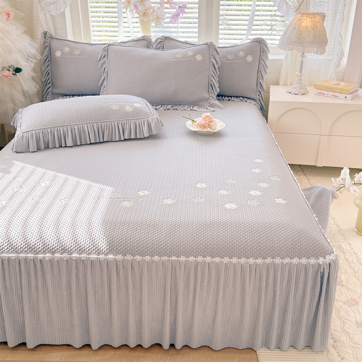 91家纺网 家纺一手货源 找家纺 优贝家纺 2026新款-高克重PE聚乙中分子提花银丝缎刺绣法式花边复合凉感软席 花信-浅灰