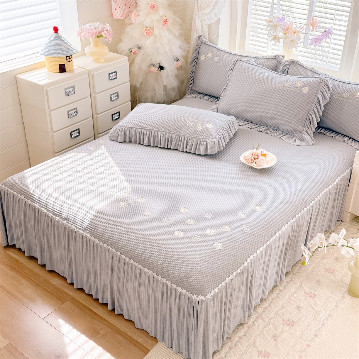 91家纺网 家纺一手货源 找家纺 优贝家纺 2026新款-高克重PE聚乙中分子提花银丝缎刺绣法式花边复合凉感软席 花信-浅灰