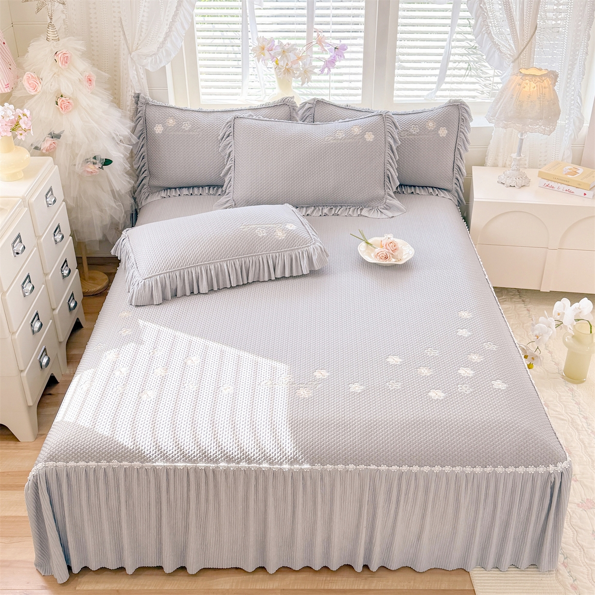 91家纺网 家纺一手货源 找家纺 优贝家纺 2026新款-高克重PE聚乙中分子提花银丝缎刺绣法式花边复合凉感软席 花信-浅灰