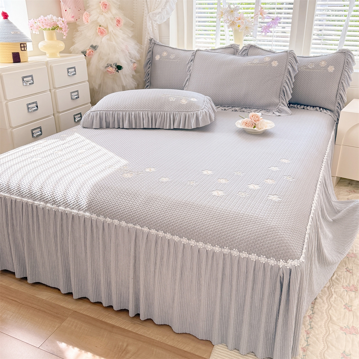 91家纺网 家纺一手货源 找家纺 优贝家纺 2026新款-高克重PE聚乙中分子提花银丝缎刺绣法式花边复合凉感软席 花信-浅灰