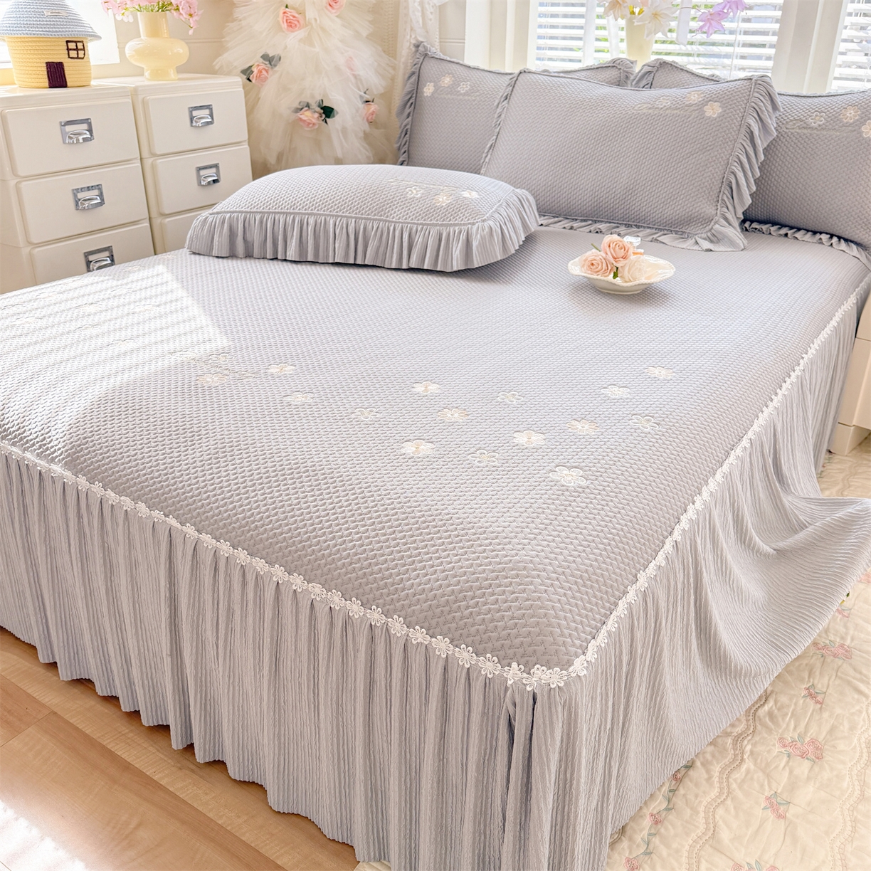 91家纺网 家纺一手货源 找家纺 优贝家纺 2026新款-高克重PE聚乙中分子提花银丝缎刺绣法式花边复合凉感软席 花信-浅灰