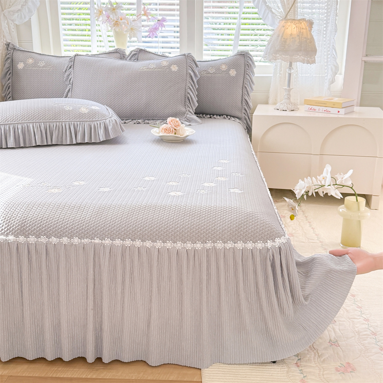 91家纺网 家纺一手货源 找家纺 优贝家纺 2026新款-高克重PE聚乙中分子提花银丝缎刺绣法式花边复合凉感软席 花信-浅灰