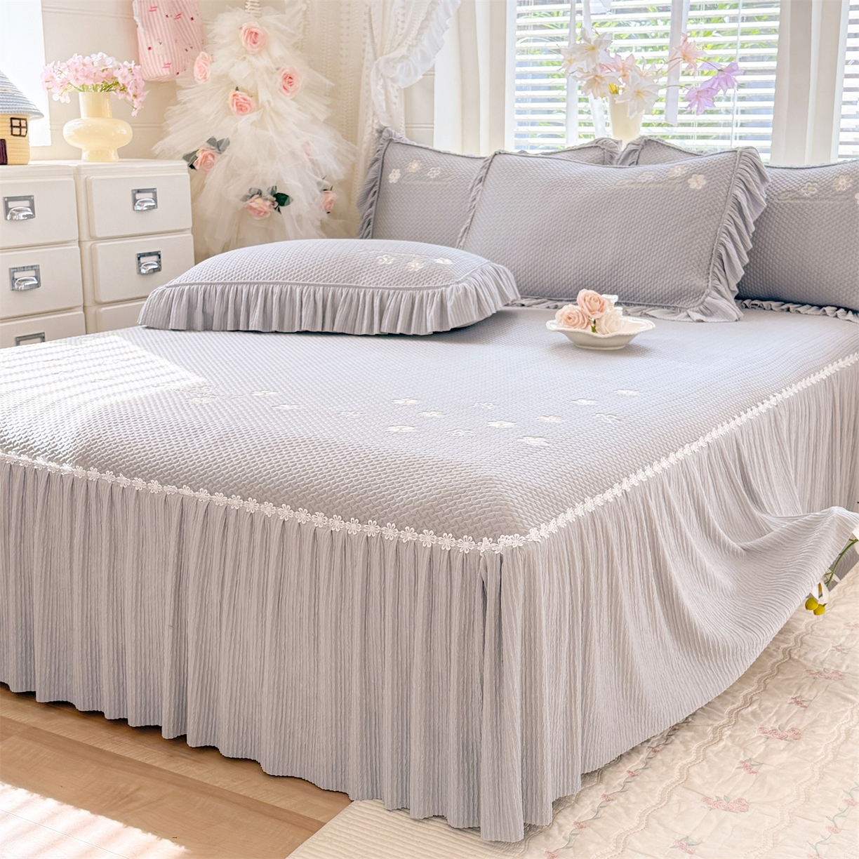 91家纺网 家纺一手货源 找家纺 优贝家纺 2026新款-高克重PE聚乙中分子提花银丝缎刺绣法式花边复合凉感软席 花信-浅灰