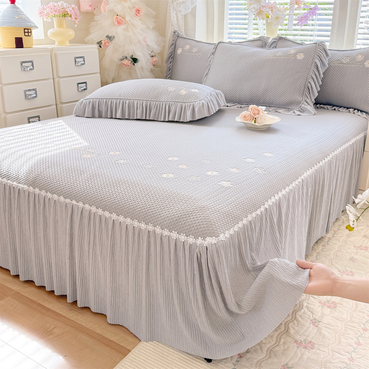 91家纺网 家纺一手货源 找家纺 优贝家纺 2026新款-高克重PE聚乙中分子提花银丝缎刺绣法式花边复合凉感软席 花信-浅灰