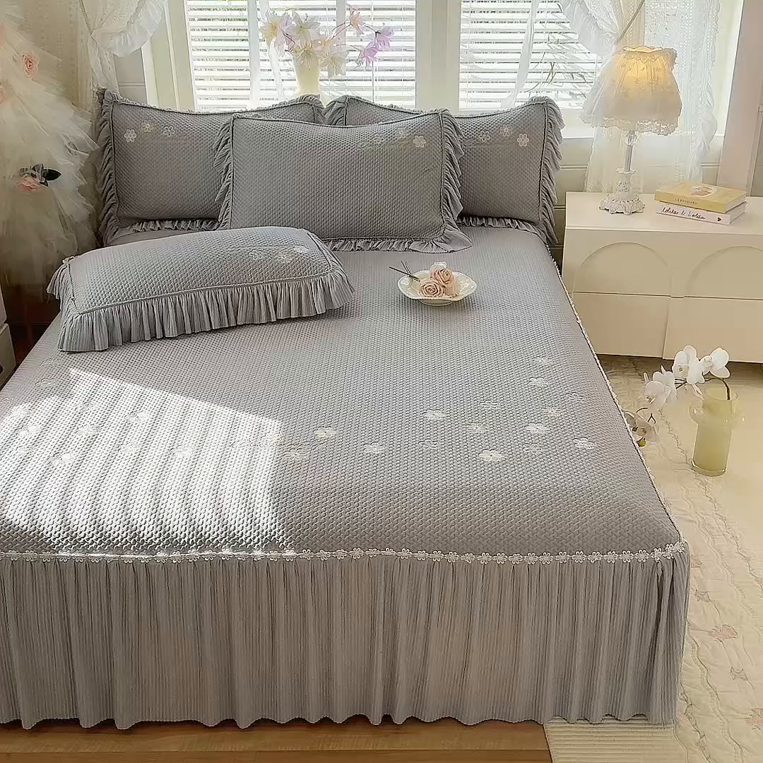 91家纺网 家纺一手货源 找家纺 优贝家纺 2026新款-高克重PE聚乙中分子提花银丝缎刺绣法式花边复合凉感软席 花信-浅灰