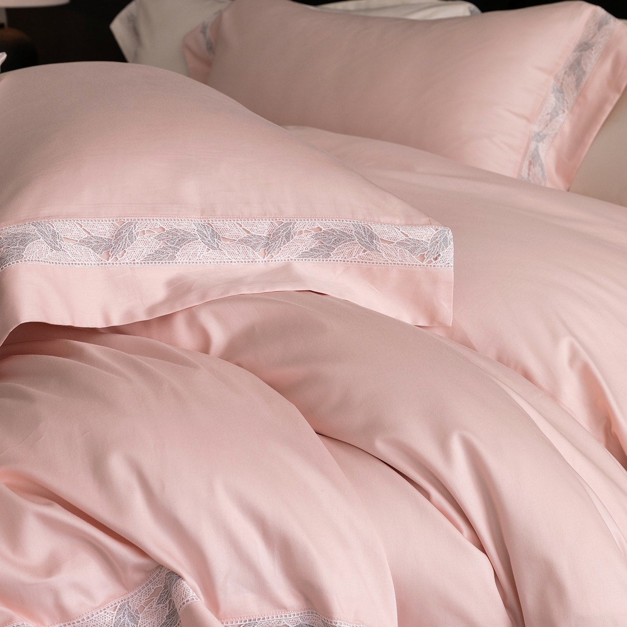 91家纺网 家纺一手货源 找家纺 蕾诺家纺 2026秋冬新品100支高定100S全棉四件套 棉森蔓-蔷薇粉