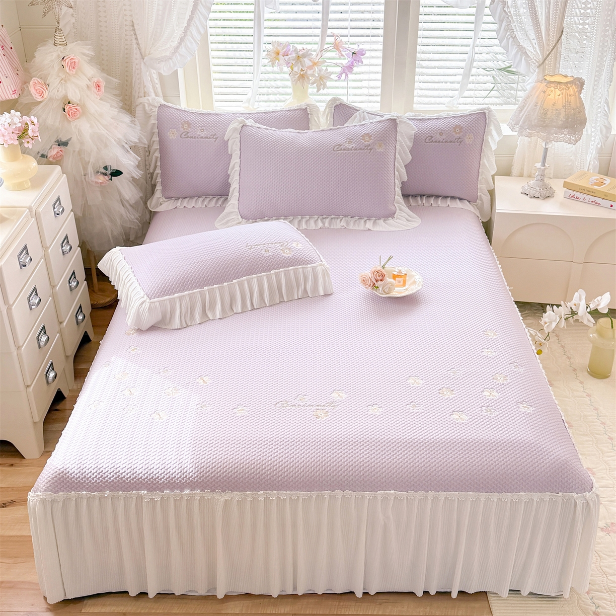 91家纺网 家纺一手货源 找家纺 优贝家纺 2026新款-高克重PE聚乙中分子提花银丝缎刺绣法式花边复合凉感软席 花信-香芋紫