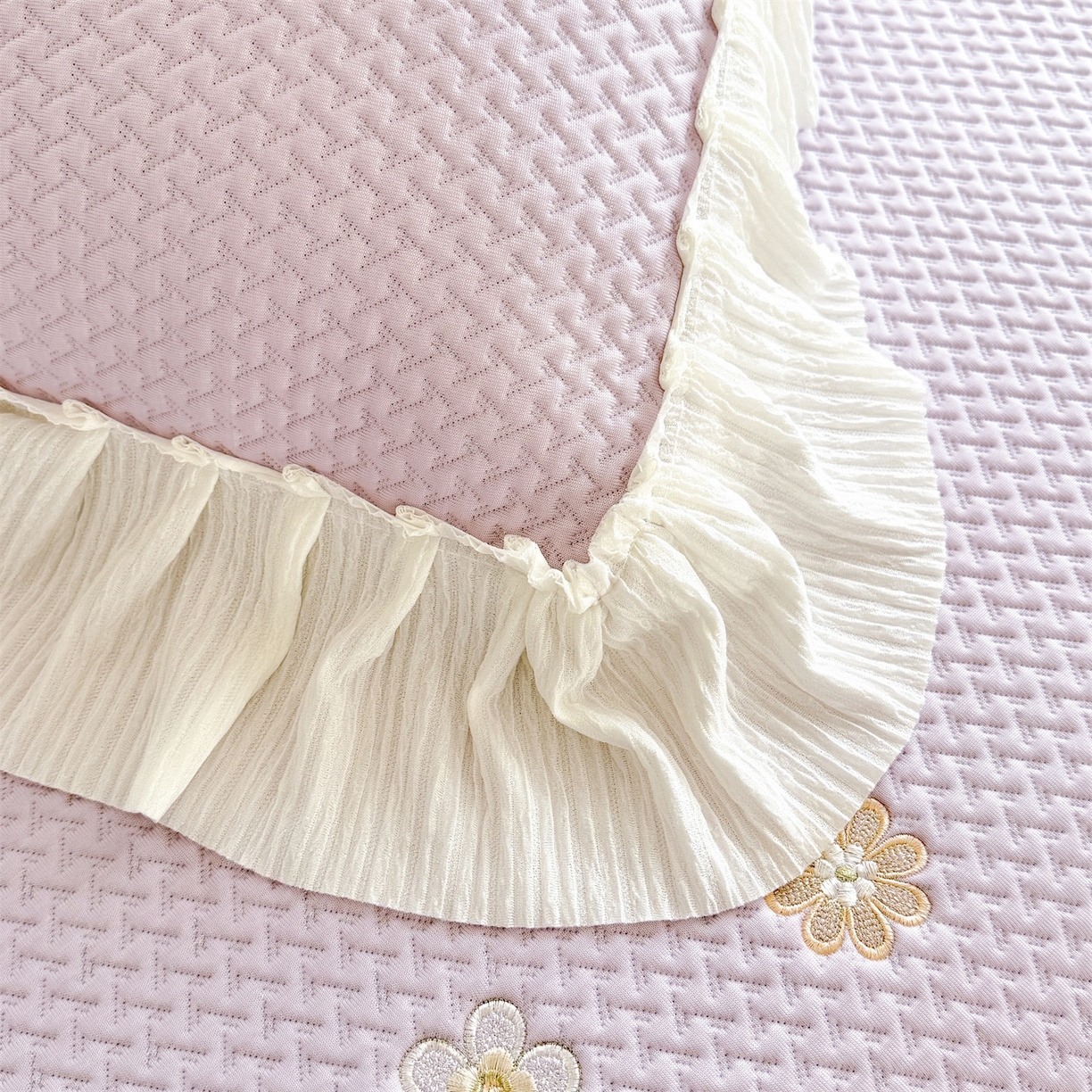 91家纺网 家纺一手货源 找家纺 优贝家纺 2026新款-高克重PE聚乙中分子提花银丝缎刺绣法式花边复合凉感软席 花信-香芋紫