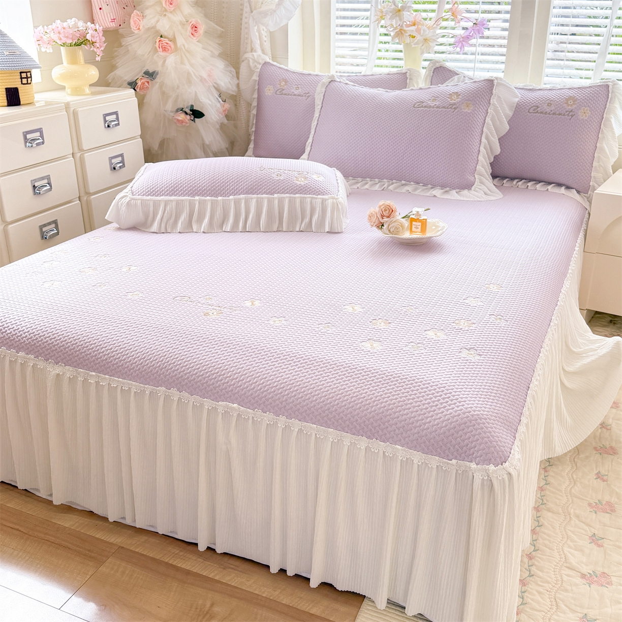 91家纺网 家纺一手货源 找家纺 优贝家纺 2026新款-高克重PE聚乙中分子提花银丝缎刺绣法式花边复合凉感软席 花信-香芋紫