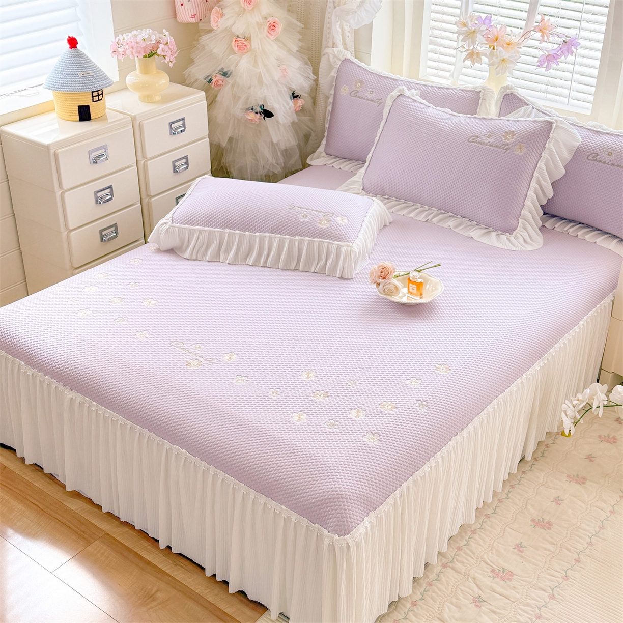 91家纺网 家纺一手货源 找家纺 优贝家纺 2026新款-高克重PE聚乙中分子提花银丝缎刺绣法式花边复合凉感软席 花信-香芋紫