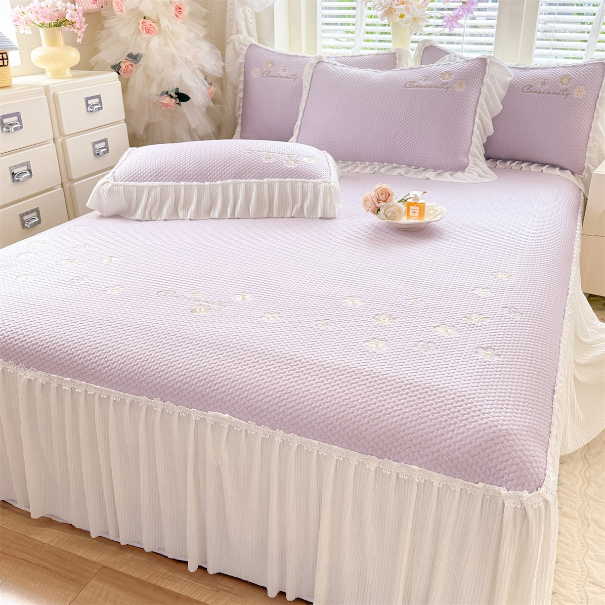 91家纺网 家纺一手货源 找家纺 优贝家纺 2026新款-高克重PE聚乙中分子提花银丝缎刺绣法式花边复合凉感软席 花信-香芋紫