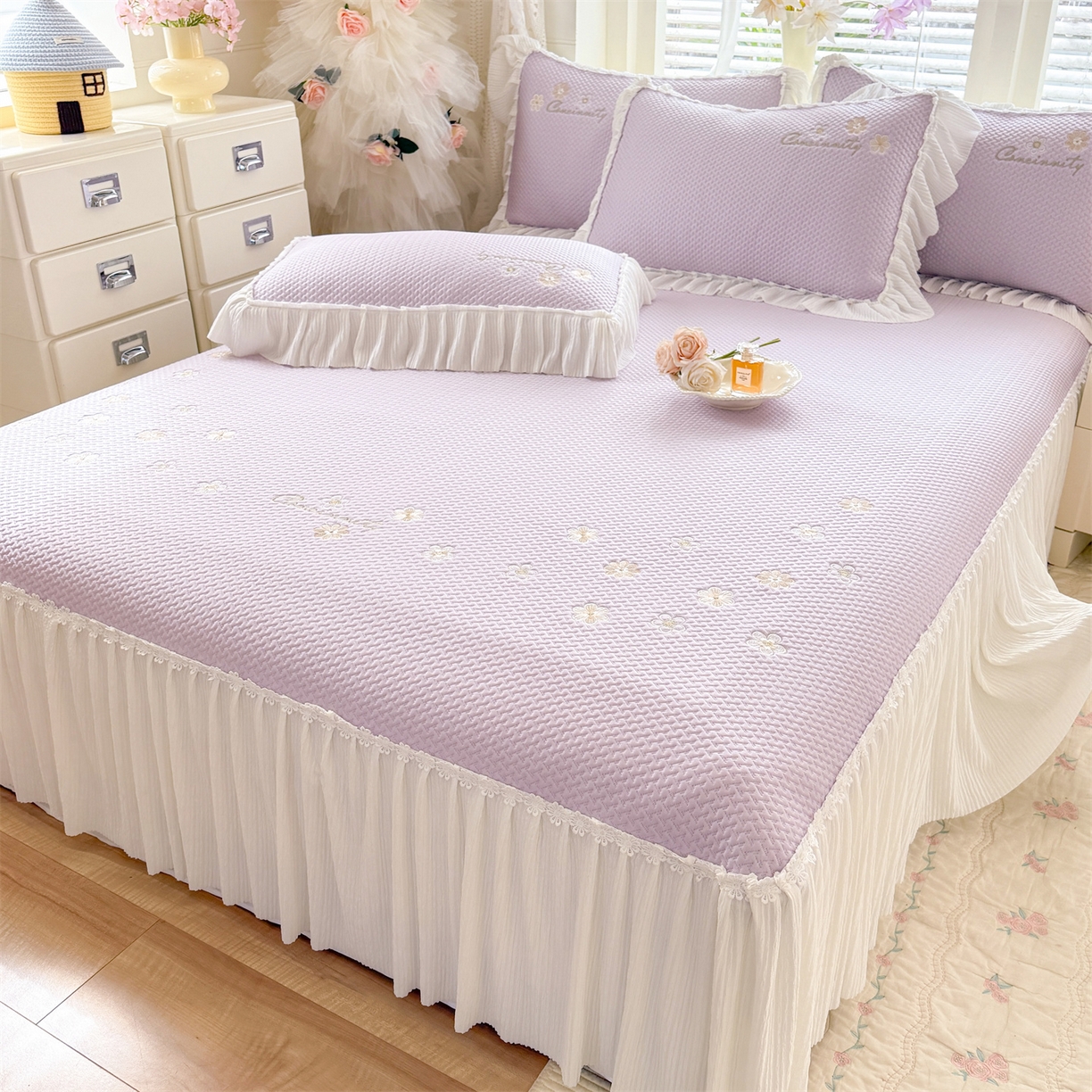 91家纺网 家纺一手货源 找家纺 优贝家纺 2026新款-高克重PE聚乙中分子提花银丝缎刺绣法式花边复合凉感软席 花信-香芋紫