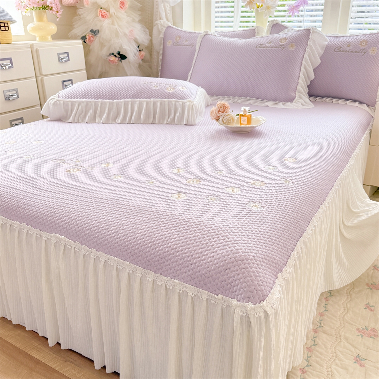 91家纺网 家纺一手货源 找家纺 优贝家纺 2026新款-高克重PE聚乙中分子提花银丝缎刺绣法式花边复合凉感软席 花信-香芋紫