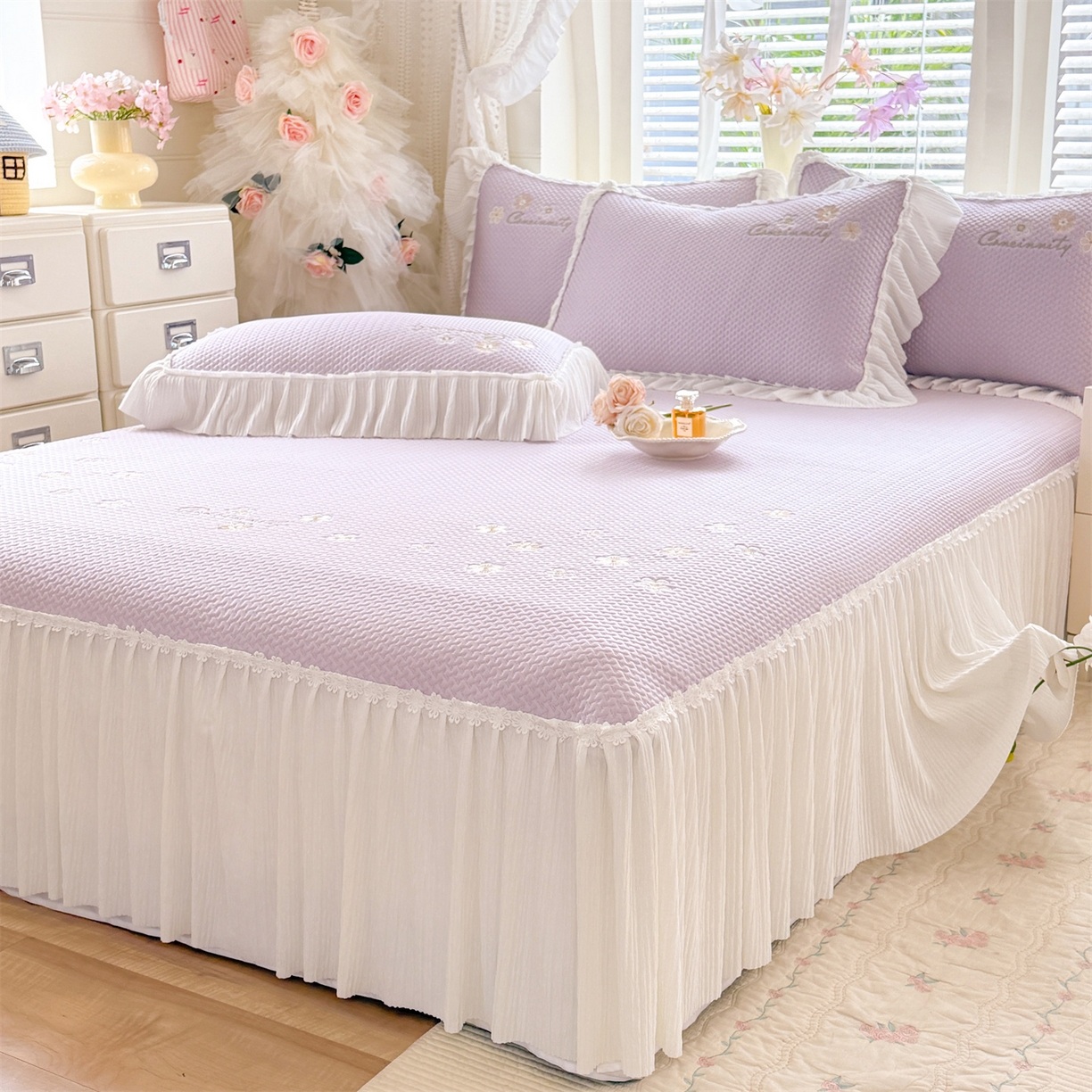 91家纺网 家纺一手货源 找家纺 优贝家纺 2026新款-高克重PE聚乙中分子提花银丝缎刺绣法式花边复合凉感软席 花信-香芋紫