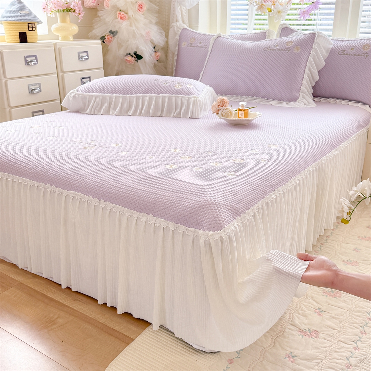 91家纺网 家纺一手货源 找家纺 优贝家纺 2026新款-高克重PE聚乙中分子提花银丝缎刺绣法式花边复合凉感软席 花信-香芋紫